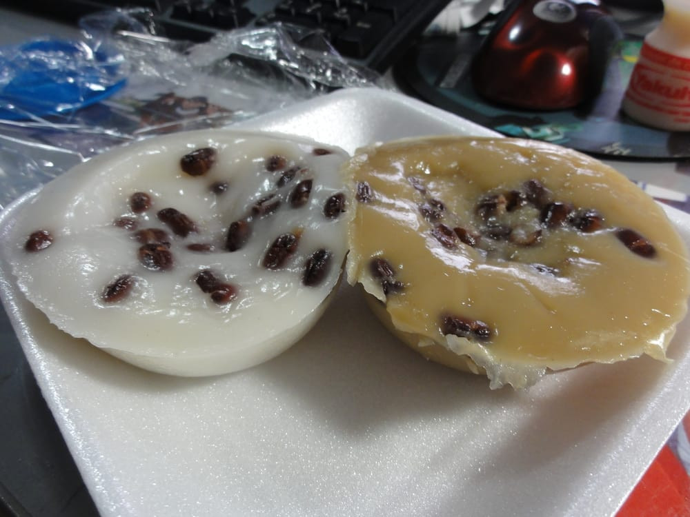 Khi bánh chín, người ta bỏ bánh ra khỏi khuôn và cắm những chiếc que như que kem để ăn. Ảnh: yelpcdn.