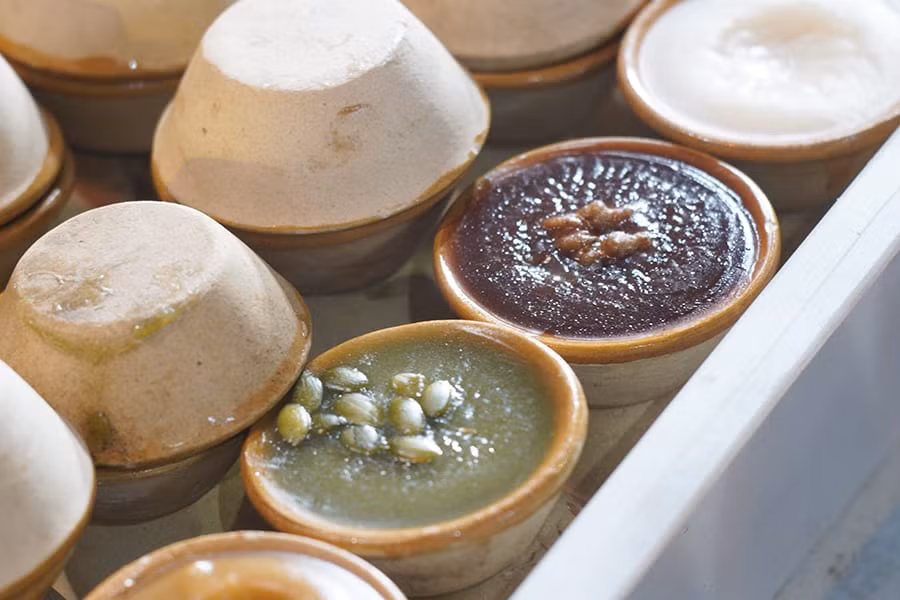 Không chỉ thơm ngon, bánh đúc đậu đỏ còn có giá thành khá rẻ so với nhiều món ăn vặt tại Hong Kong. Ảnh: cloudfront.