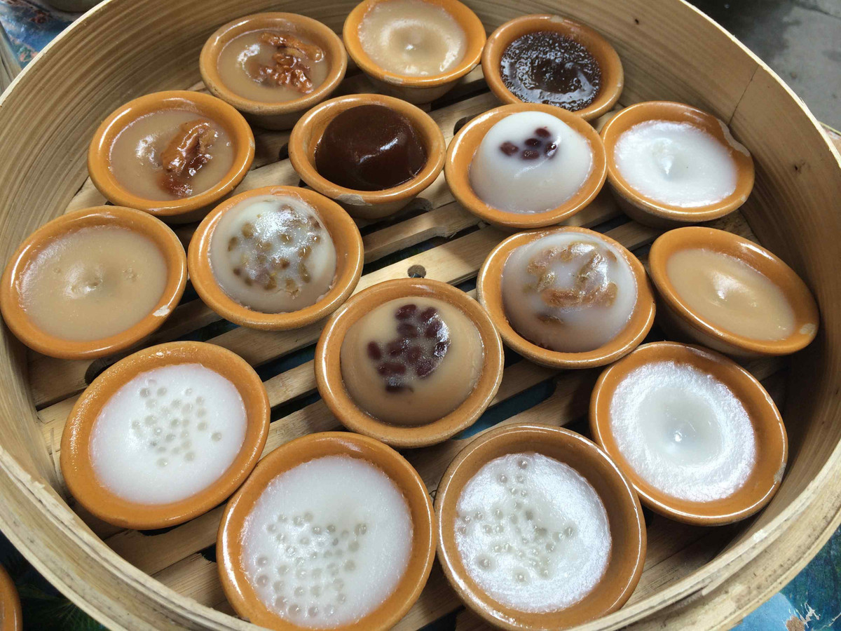 Ban đầu, bánh đúc đậu đỏ chỉ có một loại nhân đậu đỏ. Ảnh: cgtn.