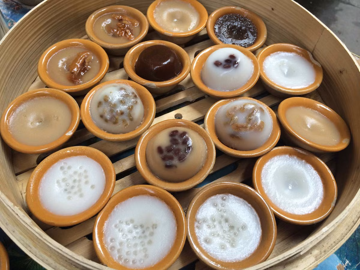 Ban đầu, bánh đúc đậu đỏ chỉ có một loại nhân đậu đỏ. Ảnh: cgtn.