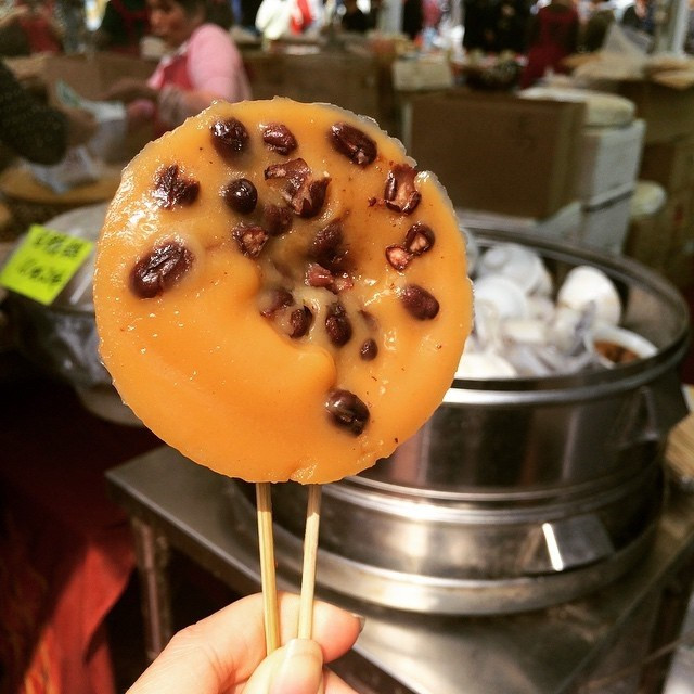 Được biết, bánh đúc đậu đỏ là món ăn vặt đã xuất hiện ở Hong Kong từ rất lâu. Ảnh: diadiemanuong.