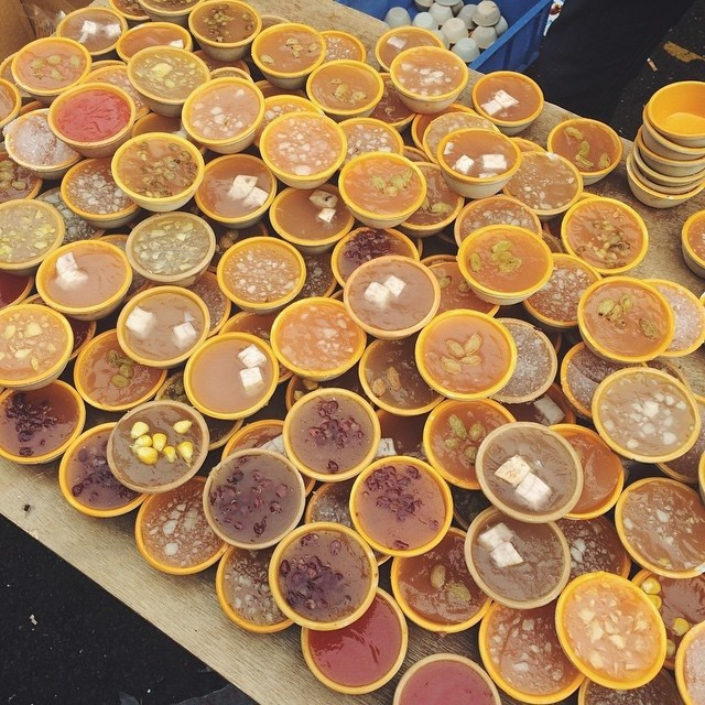 Bánh đúc đậu đỏ được làm từ bột gạo hấp nóng với đậu đỏ, vỏ bánh mềm mịn, ngọt thơm được bỏ khuôn trong những chiếc chén, bát nhỏ. Ảnh: diadiemanuong.