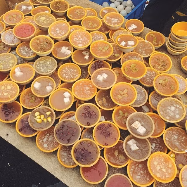 Bánh đúc đậu đỏ được làm từ bột gạo hấp nóng với đậu đỏ, vỏ bánh mềm mịn, ngọt thơm được bỏ khuôn trong những chiếc chén, bát nhỏ. Ảnh: diadiemanuong.