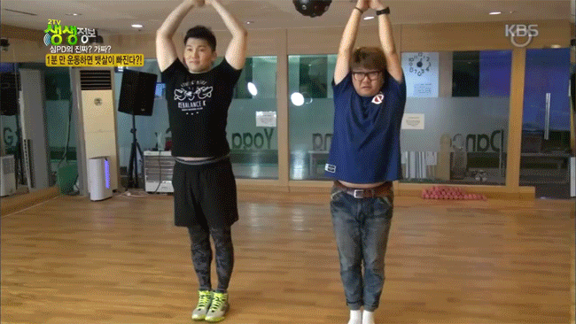 Một bài tập cực kỳ đơn giản khác nữa là bạn chỉ cần đứng thẳng người, 2 chân khép lại, 2 tay giơ cao qua khỏi đầu, 2 lòng bàn tay chạm vào nhau, giữ nguyên tư thế này trong 30 giây. Ảnh: blogspot.