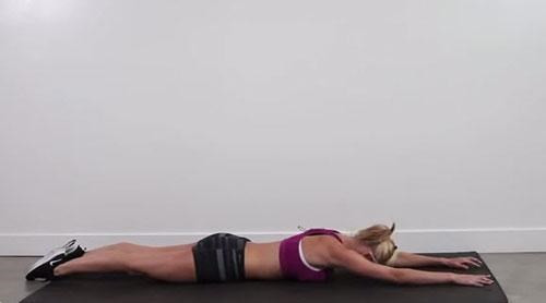 Bên cạnh đó, bạn có thể thực hiện bài tập “máy bay” bằng cách nằm xuống và duỗi hai cánh tay sang hai bên, lòng bàn tay úp xuống. Đồng thời nâng cánh tay, chân và ngực lên khỏi sàn, sau đó giữ nguyên ở vị trí đó. Ảnh: cdn.