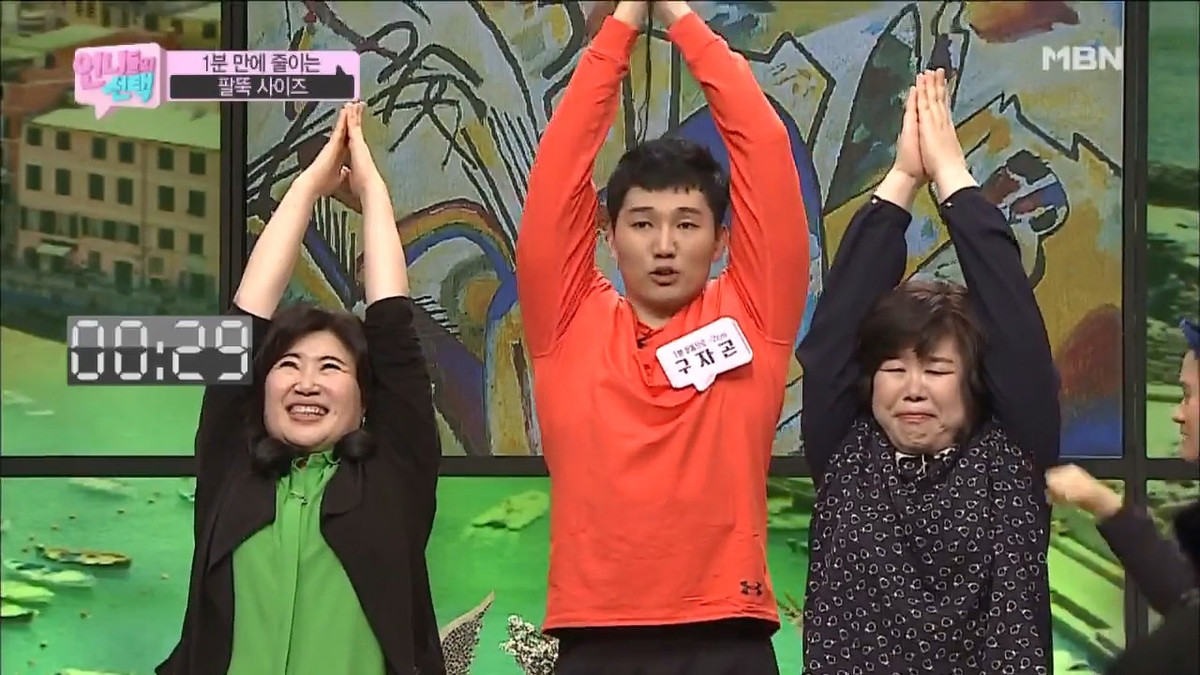 Sau đó, bạn gập cùi chỏ tay lại và đưa tay ra phía sau, giữ tiếp trong 30 giây. Ảnh: blogspot.