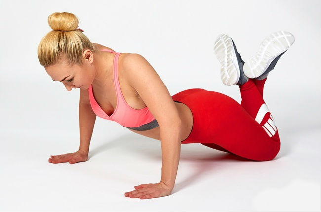 Ngoài ra, bạn cũng có thể tập bài tập hít đất bằng đầu gối. Ảnh: healthplus.