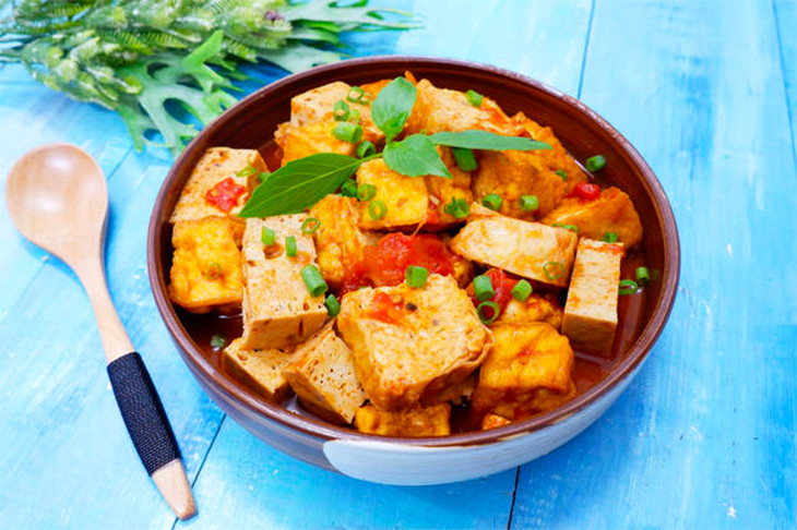 Ngoài sữa chua, bạn có thể bổ sung các thực phẩm lành mạnh tốt cho da như bắp cải, các loại hạt, cà rốt, đậu phụ... để duy trì làn da khoẻ mạnh trong ngày đèn đỏ. Ảnh: tgdd.