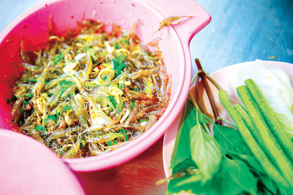 Tất cả những nguyên liệu trên sẽ được người bán trộn đều với nhau trong một chiếc thố nhôm nhỏ hoặc một chiếc nồi đất. Ảnh: thongtinamthuc.