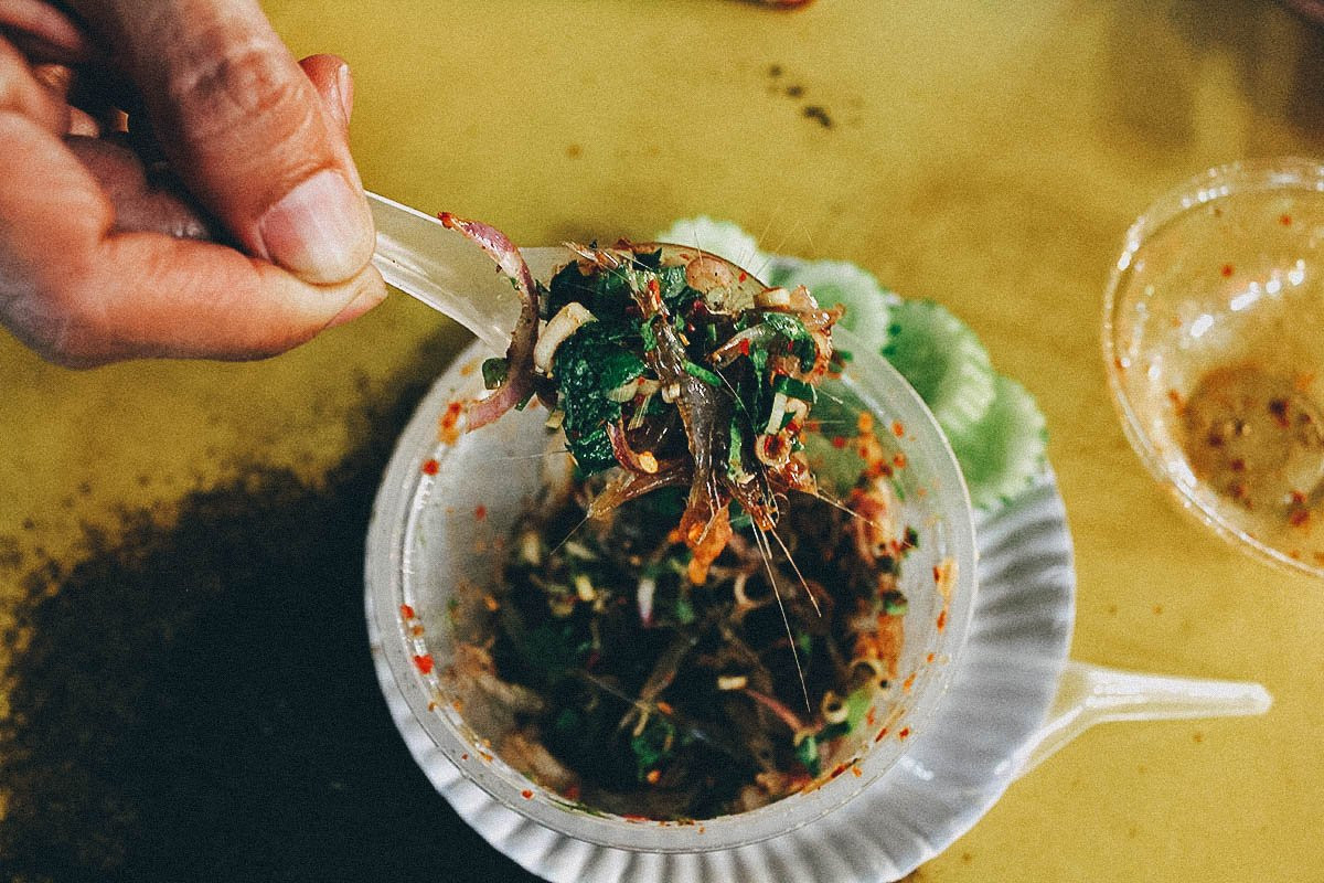 Món gỏi tép nhảy độc đáo này được bán nhiều ở các quán vỉa hè, hàng bình dân nhưng hầu như không xuất hiện ở nhà hàng sang trọng. Ảnh: chudu24.