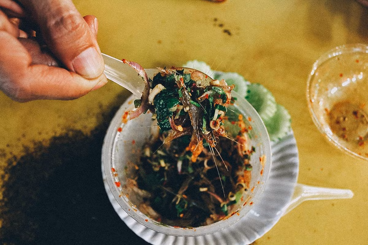 Món gỏi tép nhảy độc đáo này được bán nhiều ở các quán vỉa hè, hàng bình dân nhưng hầu như không xuất hiện ở nhà hàng sang trọng. Ảnh: chudu24.