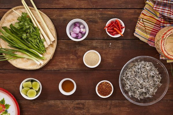 Theo cảm nhận của những người từng ăn thử thì tuy món gỏi tép nhảy của Thái khá đáng sợ, nhưng do tép rất tươi nên có vị ngọt như tan chảy trong miệng. Ảnh: sansangduhoc.