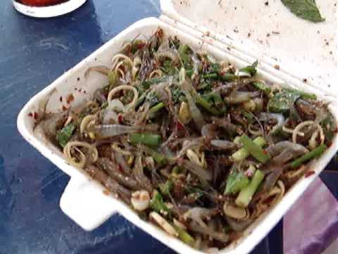 Giá một hộp gỏi tép nhảy chỉ khoảng 30 baht, tương đương 22.000 đồng. Ảnh: ytimg.