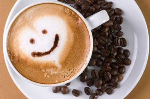 Bạn cũng nên hạn chế uống cà phê bởi caffeine có trong cà phê có thể làm tăng huyết áp lên đến 10 mm Hg ở những người hiếm khi tiêu thụ nó. Ảnh: songkhoe.