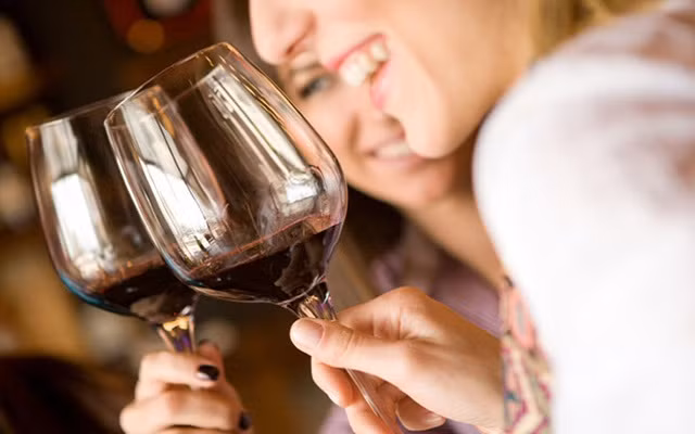Uống rượu điều độ - một ly/ngày đối với phụ nữ hoặc hai ly/ngày đối với nam giới - có thể giúp hạ huyết áp khoảng 4 mm Hg. Ảnh: biaruounhapngoai.