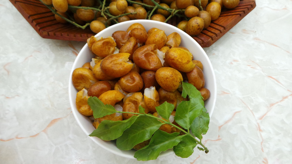 Bạn chỉ cần lấy 15 – 20 quả quất hồng bì chín, dầm nát kết hợp với 1 thìa cà phê đường hoặc mật ong, hấp cách thủy rồi pha nước uống. Ảnh: bacsiviemmuiviemxoang.