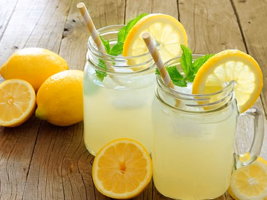 Nước chanh có khả năng làm sạch tế bào, làm mềm và linh hoạt các mạch máu, và cũng làm giảm huyết áp hiệu quả. Ảnh: kenhthoitiet.