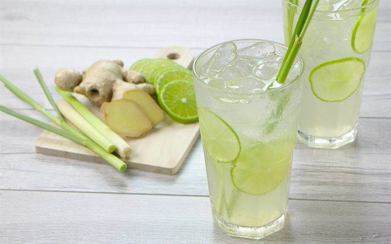 Nước chanh có chứa vitamin C hoạt động như một chất chống oxy hóa, loại bỏ các gốc tự do ra khỏi cơ thể. Do đó, nếu bạn muốn kiểm soát huyết áp, nước chanh là sự lựa chọn hoàn hảo. Ảnh: cooky.