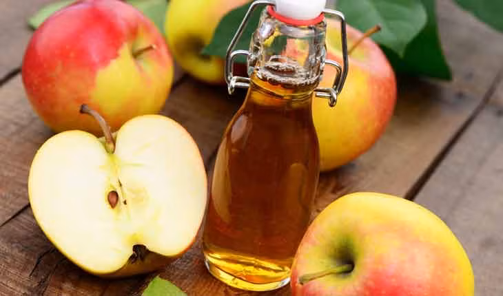 Bạn có thể trộn giấm táo với một ít mật ong trong một cốc nước và uống vào buổi sáng. Enzyme renin có trong giấm táo sẽ giúp hạ huyết áp. Ảnh: congly.