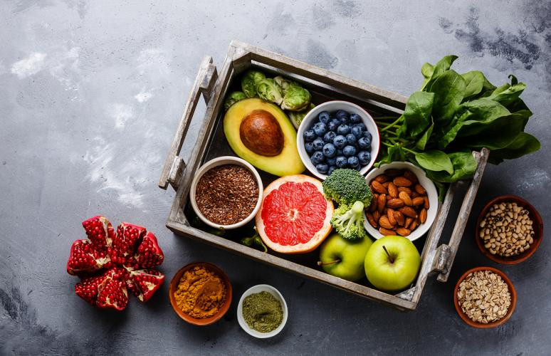 Với người bệnh tiểu đường, một chế độ ăn uống lành mạnh là bước đầu tiên để giảm các yếu tố nguy cơ mắc bệnh tim như huyết áp cao, cholesterol cao và lượng đường trong máu mất cân bằng. Ảnh: berkeleywellness.