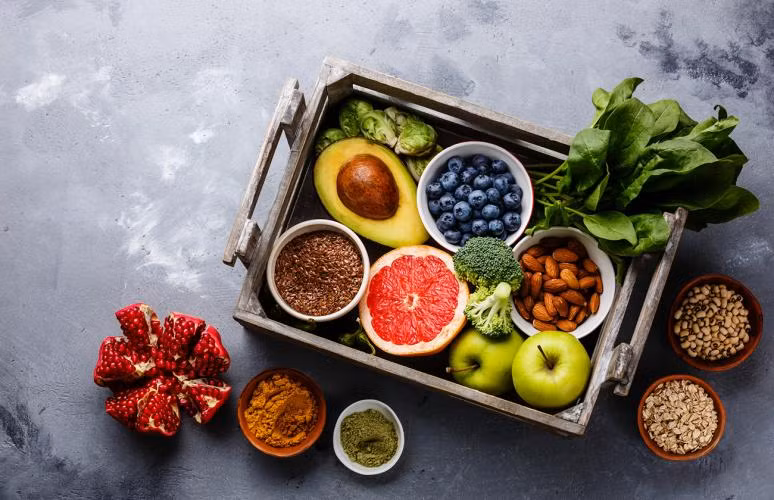 Với người bệnh tiểu đường, một chế độ ăn uống lành mạnh là bước đầu tiên để giảm các yếu tố nguy cơ mắc bệnh tim như huyết áp cao, cholesterol cao và lượng đường trong máu mất cân bằng. Ảnh: berkeleywellness.