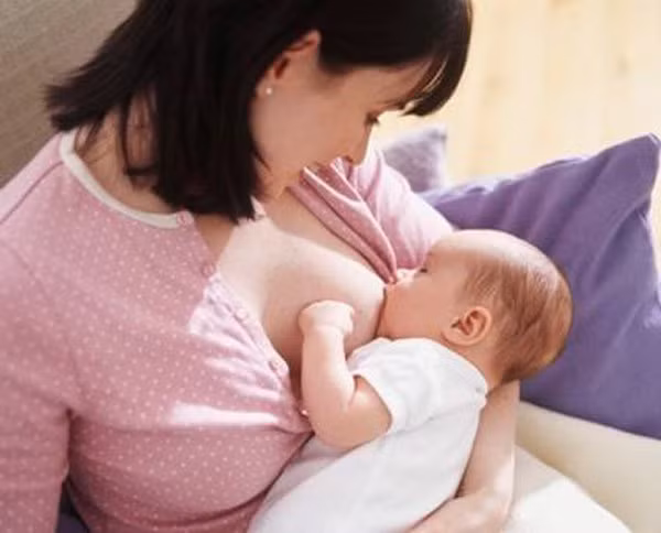 Vì vậy, bạn hãy cho con bú theo nhu cầu - hoặc cho con bú thường xuyên hơn để đốt cháy được nhiều calo hơn mỗi ngày. Ảnh: amazonaws.