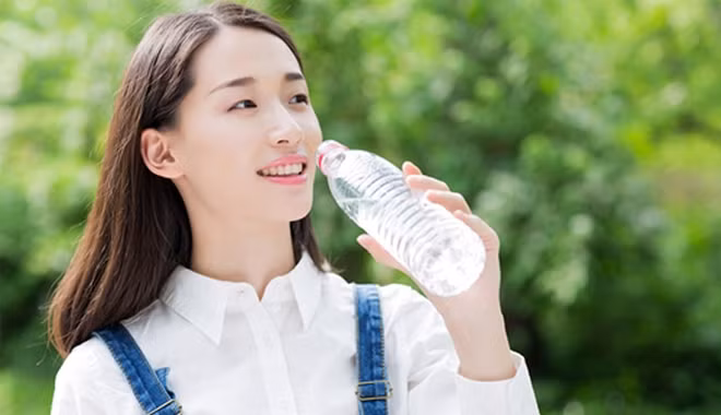 Uống nhiều nước mỗi ngày là một trong những điều tốt nhất bạn có thể làm cho sức khỏe tổng thể của cơ thể - cho dù bạn có đang cố gắng giảm cân hay không. Ảnh: bestie.