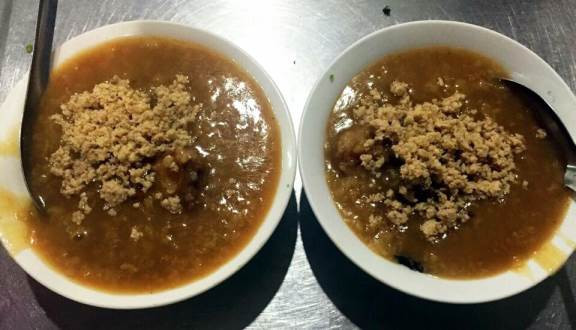 Cháo ấu tẩu ăn kèm thịt băm, các loại rau thơm, tiêu, hay măng chua. Ảnh: foody.