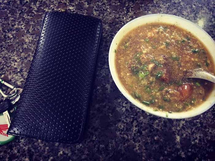 Do có độc tố nên củ ấu tẩu phải được sơ chế rất cẩn thận. Ấu tẩu ngâm kỹ trong nước vo gạo một đêm, rửa sạch và hầm cho tới khi mềm, bở. Ảnh: blogphuot.