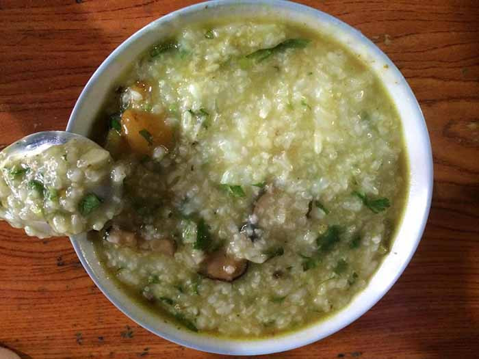 Cháo ấu tẩu mang màu sắc nâu đậm, nhìn giống bát cháo lòng của người miền xuôi, vị bùi, béo và thơm đặc biệt. Ảnh: blogphuot.