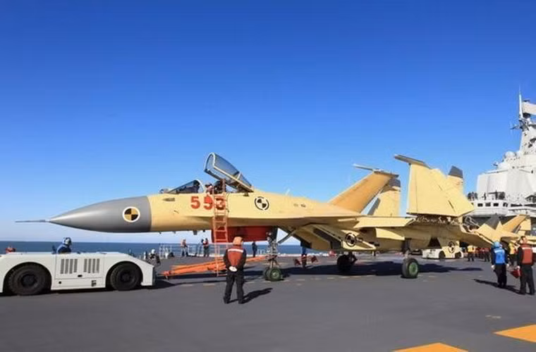 Đến nay đã có khoảng 11 chiếc J-15 được sản xuất. Song đây vẫn là con số quá nhỏ để thiết kế cho một đội tác chiến của tàu sân bay.