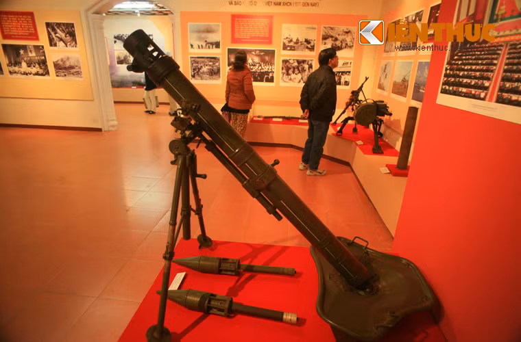 Có thể nói, mẫu súng cối 100mm này hoàn toàn là do các kĩ sư Việt Nam tự phát triển, không làm theo bất kì một mẫu súng cối nào trên thế giới. Tuy kết cấu của nó vẫn giống với súng cối truyền thống, nhưng kiểu nòng, cũng như cỡ nòng đều khác biệt hoàn toàn với súng cối Mỹ, Nga và nhiều nước khác.