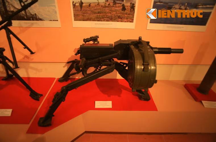 Cận cảnh súng phóng lựu liên thanh tự động AGS-17 cũng do nhà máy Z125 sản xuất theo mẫu súng cùng tên do Nga thiết kế (Việt Nam đã nhập khẩu số lượng nhỏ, trước khi nội địa hóa thành công).