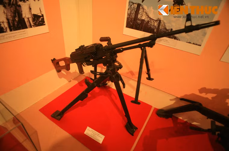 Đại liên PKMSN 7,62mm do nhà máy Z111 – Tổng cục Công nghiệp Quốc phòng sản xuất dựa theo thiết kế của Nga. Đây là biến thể của khẩu đại liên PKMS chuyên dùng để cố thủ, chi viện hỏa lực mạnh với một bệ chống 3 chân và nặng 12km. Tuy nhiên, trên PKMSN thì có thêm khí tài nhìn đêm để tác chiến ban đêm.