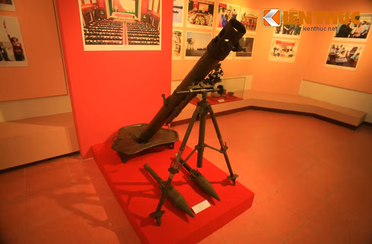 Cuộc triển lãm nhân kỷ niệm 70 năm thành lập Quân đội Nhân dân Việt Nam tại Bảo tàng Lịch sự Quân sự đã trưng bày một số loại hỏa lực bộ binh do nghành công nghiệp quốc phòng nội địa tự sản xuất. Trong ảnh là khẩu súng cối 100mm do nhà máy Z125 nghiên cứu, thiết kế, sản xuất.