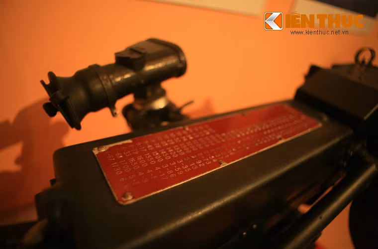 Súng phóng lựu AGS-17 có chiều dài 0,84m, đạt tầm bắn 800m với thước ngắm cơ khí hoặc 1,7km với kính ngắm quang học, tốc độ bắn 350-400 phát/phút, tầm bắn hiệu quả 1,7km.