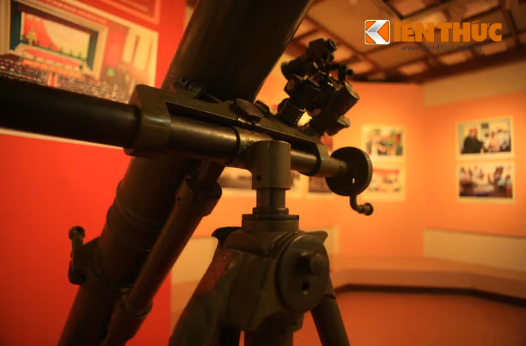 Cận cảnh giá lắp nòng súng cối, trên giá này được lắp thiết bị điều chỉnh góc bắn và kính ngắm quang học.