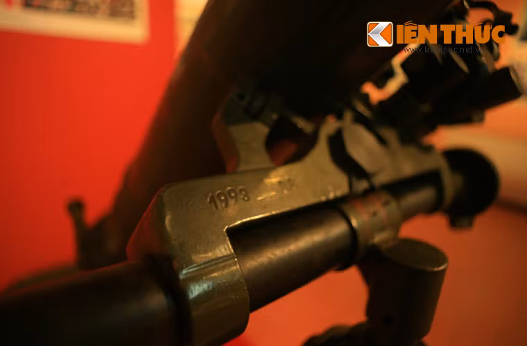 Số “1998” khắc trên chân giá súng – có thể đây là năm sản xuất khẩu súng.