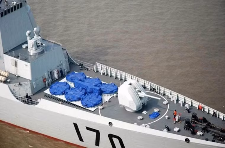 Type 052C/D cũng được trang bị một khẩu pháo 100 mm, 2 hệ thống pháo cận chiến Type 730 cỡ 30 mm để chống lại các tên lửa và máy bay, cùng 6 ngư lôi chống ngầm. Ngoài ra còn có 4 ống phóng rocket chống ngầm có khả năng tấn công tàu ngầm từ cách xa 5-6km và mang theo 1 trực thăng loại Z-9 hoặc Ka-28. Hiện Trung Quốc có khoảng 6 chiếc Type 052C/D đã được đóng và có thể sớm đóng thêm 3 chiếc nữa.