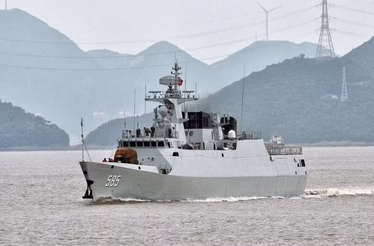 Đồng thời Type 056 được trang bị hệ thống phòng thủ tên lửa với 8 ống phóng tên lửa tầm ngắn FL-3000N, tương tự như hệ thống phòng thủ tên lửa RAM của Mỹ.