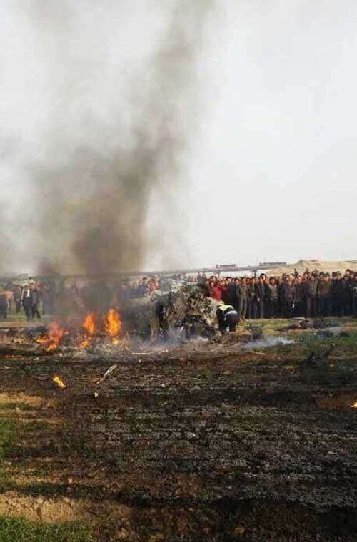 Lửa vẫn âm ỉ cháy ở các phần mảnh vỡ máy bay.