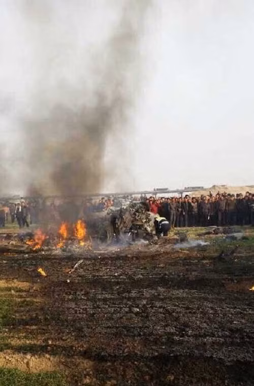 Lửa vẫn âm ỉ cháy ở các phần mảnh vỡ máy bay.