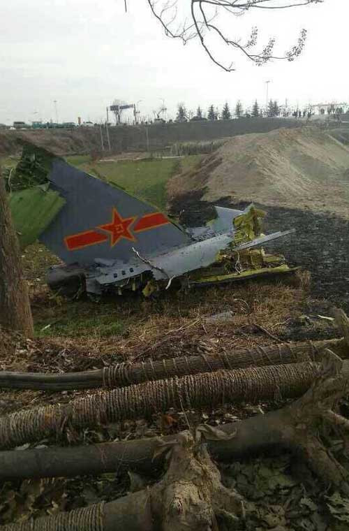 "Máy bay gặp nạn lúc 3h chiều giờ địa phương, gần thành phố Vị Nam (tỉnh Thiểm Tây), cách Bắc Kinh về phía Tây 1.000km", sở cứu hỏa địa phương cho biết. Dựa vào phần sơn ngụy trang, không loại trừ khả năng đây có thể là loại máy bay tiêm kích đa năng Su-30 hoặc là mẫu J-11.