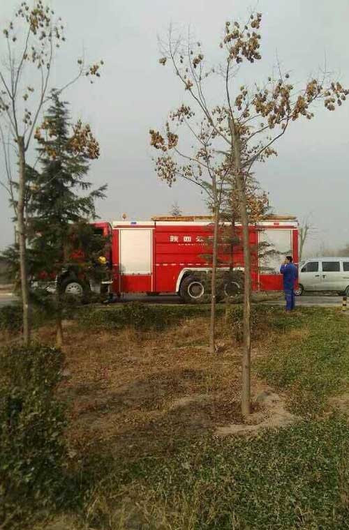 Một người dân ở khu vực máy bay gặp nạn cho biết, ít nhất 10 xe cứu hỏa đã được gửi tới hiện trường.