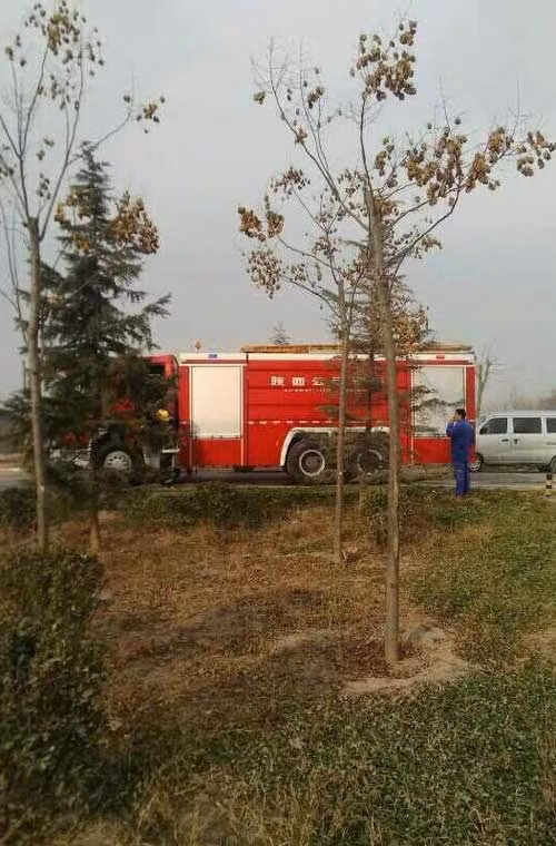 Một người dân ở khu vực máy bay gặp nạn cho biết, ít nhất 10 xe cứu hỏa đã được gửi tới hiện trường.