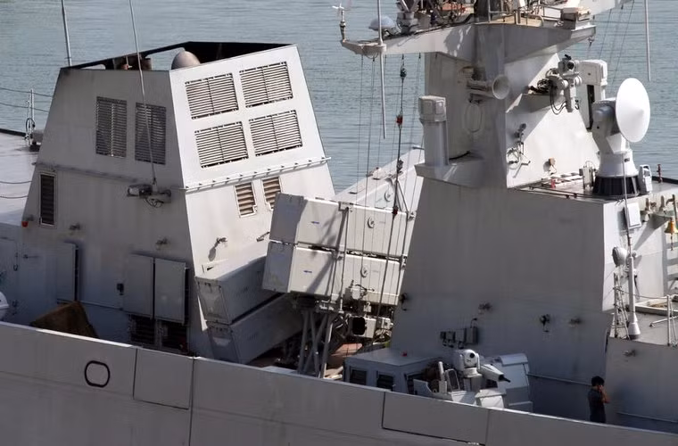 Type 056 được thiết kế thành tàu chiến hạng nhẹ để thay thế các tàu tuần tra bờ biển và truy đuổi tàu ngầm cũ. Type 056 được trang bị pháo 76 mm có khả năng đánh chặn tàu và máy bay, cùng 2 hệ thống pháo điều khiển từ xa 30 mm tấn công máy bay, tên lửa và tàu nhỏ.