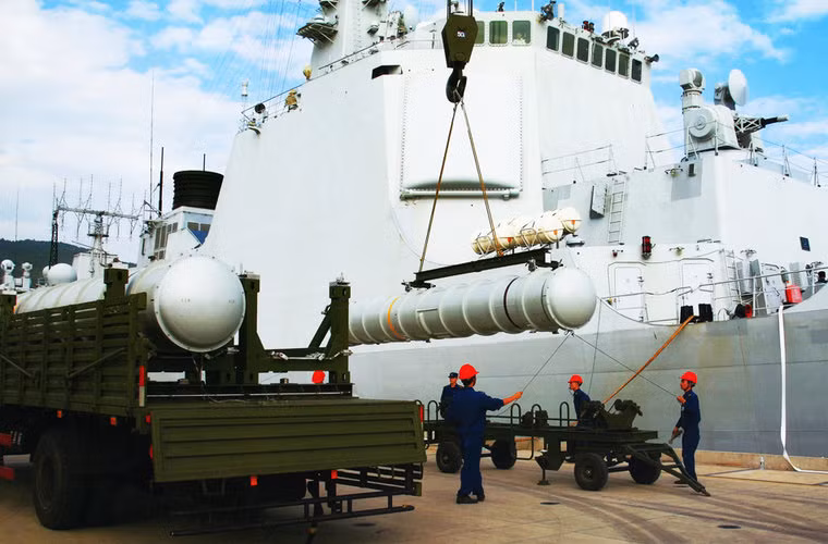 Các tàu chiến này được vũ trang loại tên lửa đất đối không HQ-9, một thiết kế được tin là “hậu duệ” của S-300 của Nga. Hệ thống tên lửa HQ-9 có khả năng tương tự như tên lửa đánh chặn trên biển SM-2 của Mỹ, có tốc độ tối đa gần Mach 4 và phạm vi tác chiến khoảng 200km. HQ-9 có khả năng xâm nhập rộng, đánh chặn mọi tên lửa từ tầm thấp tới các tên lửa đạn đạo.