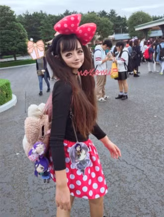 Nhiều dân mạng khen thiếu nữ dễ thương, thậm chí gọi cô là "người đẹp anime". Bên cạnh đó, không ít ý kiến cho rằng gương mặt của Nozomi là kết quả của việc lạm dụng công nghệ thẩm mỹ, trang điểm và photoshop. Thậm chí, nữ blogger này còn bị gọi với các biệt danh không hay như "người ngoài hành tinh", "nữ chính trong phim kinh dị", "ma nữ"...