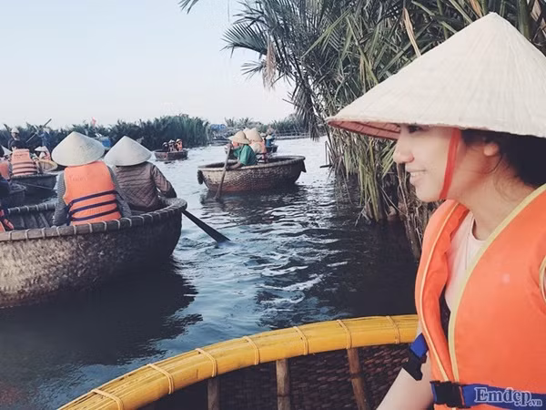 Làng phát triển du lịch nhưng không quá ồn ào, vẫn còn giữ nguyên nét đặc trưng riêng có của làng từ phong cách sinh hoạt, phong tục tập quán, đến những nghề truyền thống như nghề làm tranh dừa, làm mũ, nón từ nan dừa, làm chiếu, chằm lá dừa, ủ rượu dừa, làm nước mắm… Đến khu sinh thái rừng dừa, ngoài nghỉ dưỡng, tham quan, du khách còn được trải nghiệm nhiều trò chơi thú vị như câu cá, câu cua, cưỡi trâu, đi xe qua cầu khỉ… Nhưng đặc sắc nhất phải kể đến thú vui ngồi thuyền thúng lênh đênh trên sông nước.