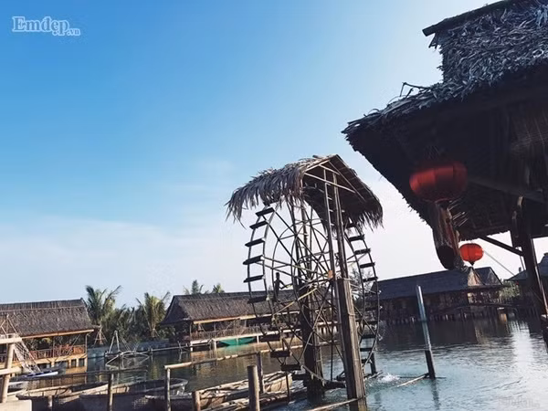 Ngày nay, những người nông dân xứ dừa cũng đã tận dụng lợi thế, khai thác và phát triển làng Cẩm Thanh - Hội An thành một địa chỉ du lịch thú vị. Núp bóng dưới những vạt dừa xanh um, tứ bề nước ngập mênh mông, những mái nhà tranh nan dừa mang đến cho du khách cảm giác mộc mạc, dễ chịu.